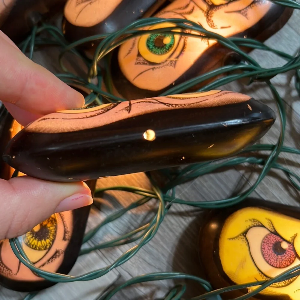Halloween 🎃 a green eyes 👀 lights 9 glowing vintage retro 4x2” each outdoors